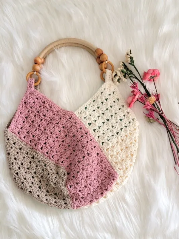 Easy spring crochet bag made in pink, beige and cream color panels