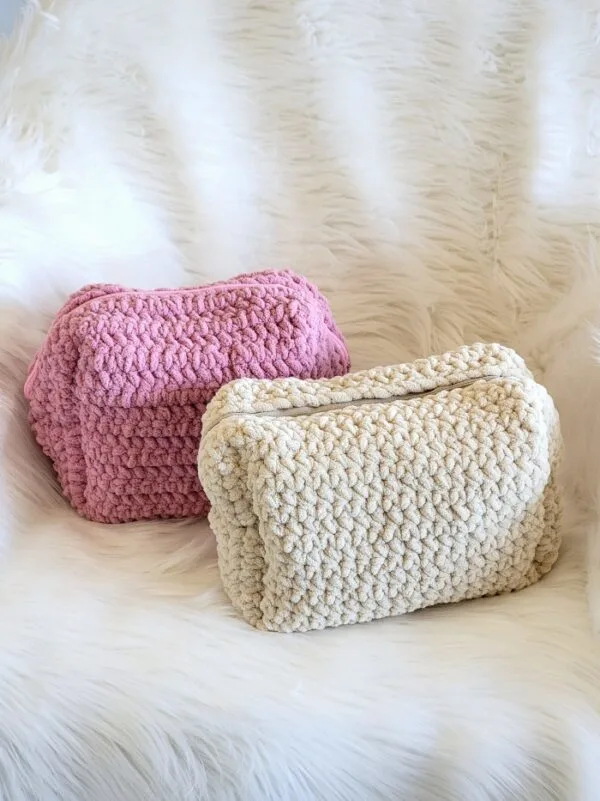 crochet makeup bag pattern finished in cream and pink colors