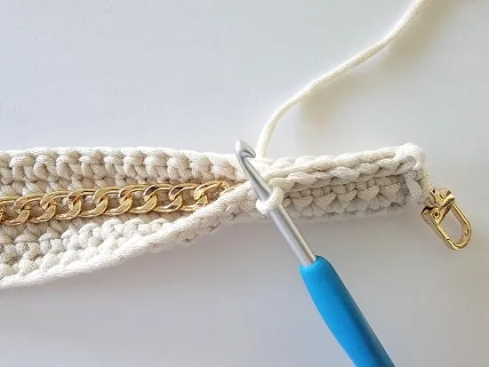 Slip stitching handle with chain strap inside