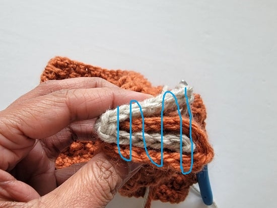 A blue wiggly line showing how to sew the ends of the headband together.