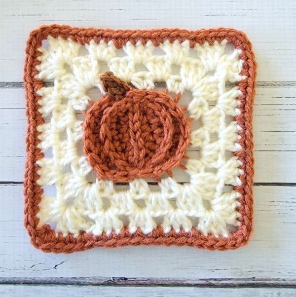 Last round added in orange color to forma thin border around the pumpkin square.
